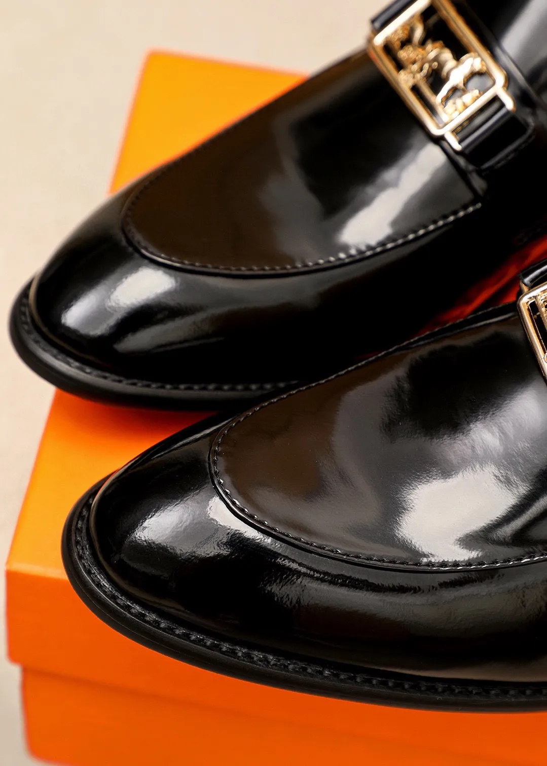 Men's shoes 💰480 💐 Product trademark: HERMES "Hermès" casual leather shoes Regular size: 39-44 (38.45.46🉑️Customized) Product materials: Selected imported first-layer open-edge beaded cowhide leather upper + classic hardware buckle, imported water-dyed 🐂 cowhide lining. Strong three-dimensional visual effect, combined outsole Color: 1⃣️color optional